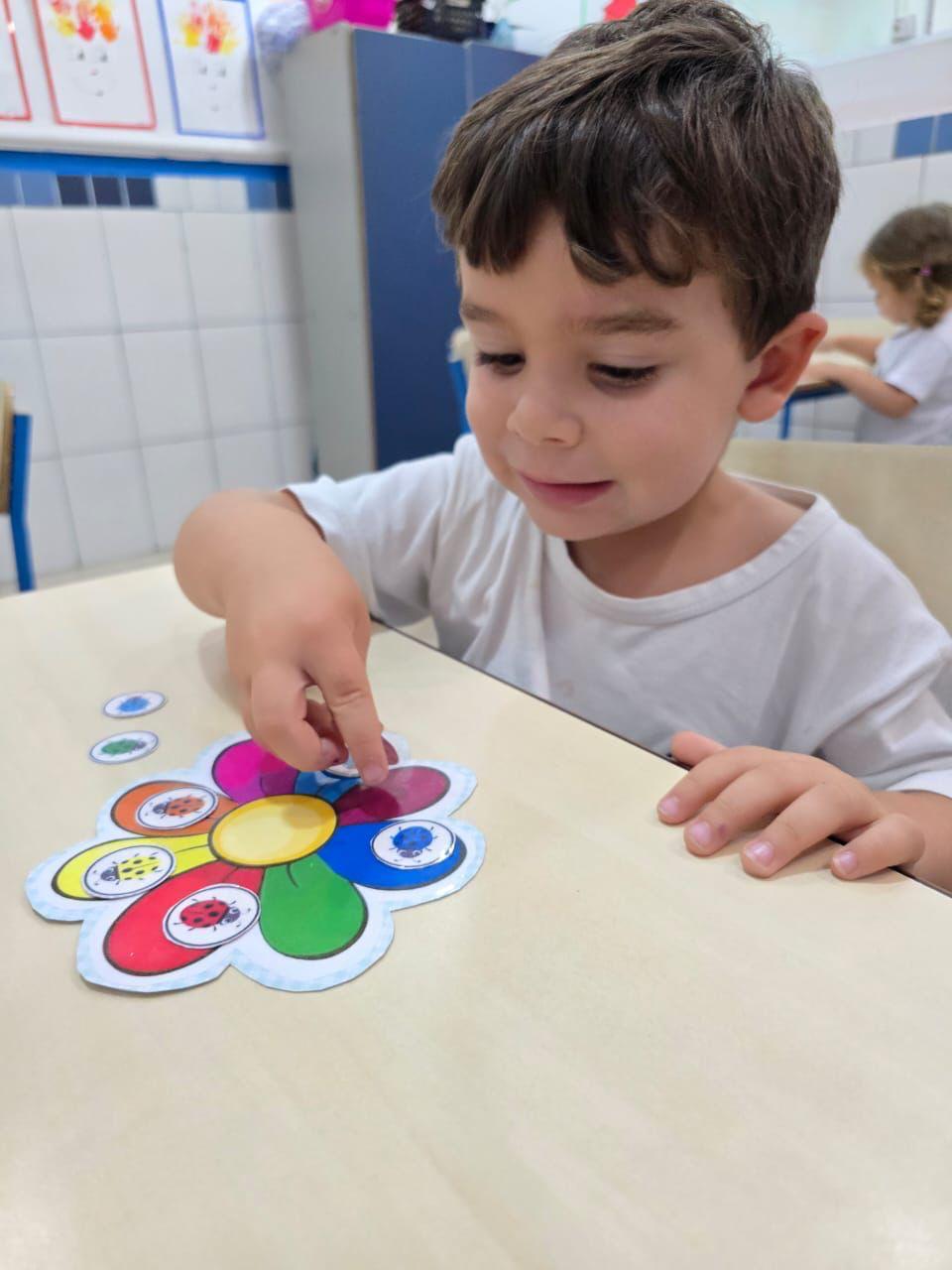 Aluna do Colégio Aclimação mostrando seu desenho