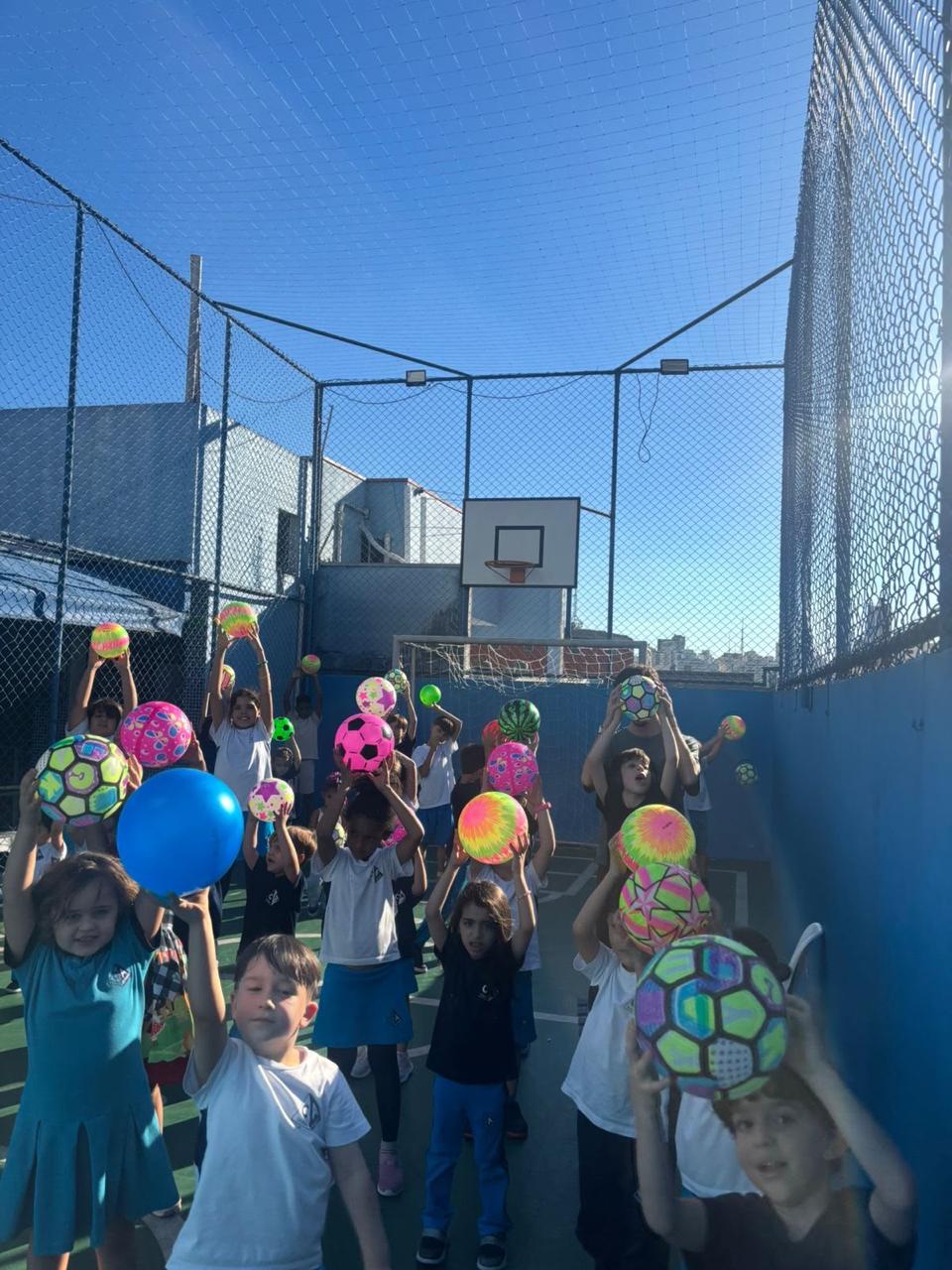 Alunos do Colégio Aclimação brincando na quadra